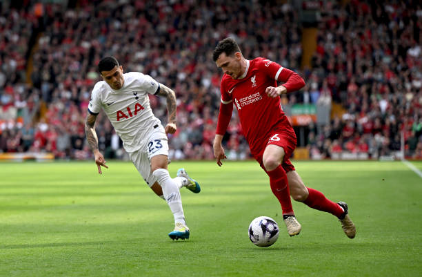 梦回13-14赛季？皇马新赛季第三球衣发布，蓝色主体配白色条纹.