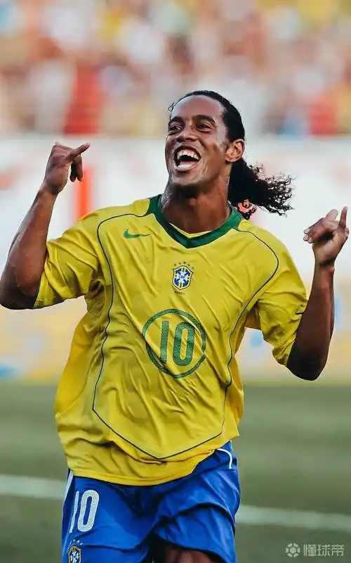 内维尔：卢克·肖防守时必须更强硬，他让后防的队友陷入两难（内维尔点名卢克·肖：防守强度需提升，别再让后防队友为难）